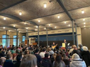 Read more about the article Rückblick: Musikalisches Papiertheater „Der beflügelte Schneider“ bringt Nachbarschaft zusammen