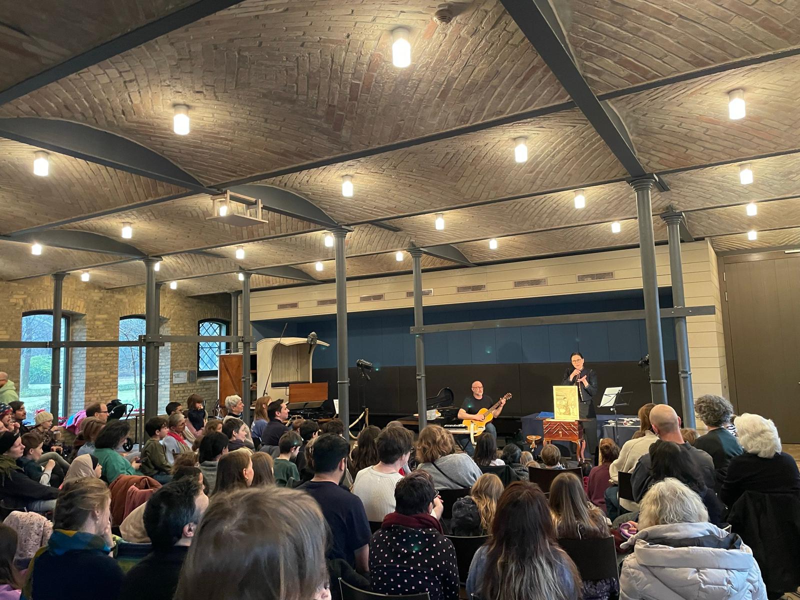 You are currently viewing Rückblick: Musikalisches Papiertheater „Der beflügelte Schneider“ bringt Nachbarschaft zusammen