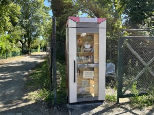 Read more about the article Endlich wieder Lesen für Alle – wir haben dem Büchernest eine neue Büchertelefonzelle gekauft!