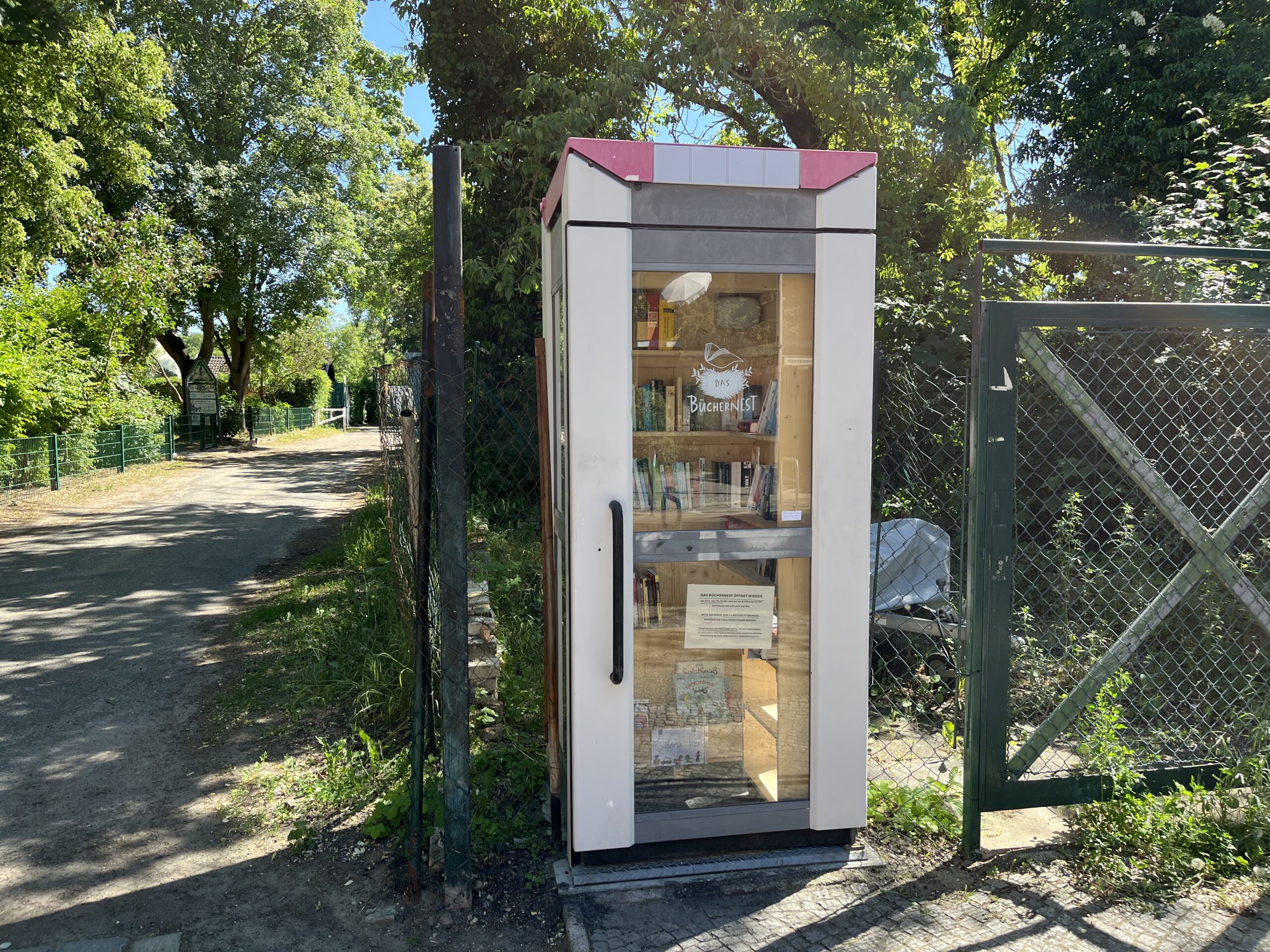 You are currently viewing Endlich wieder Lesen für Alle – wir haben dem Büchernest eine neue Büchertelefonzelle gekauft!