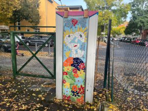 Mehr über den Artikel erfahren Mehr Farbe im Kiez: Kinder aus dem Jugendclub Feuerwache verschönern das Büchernest kunstvoll