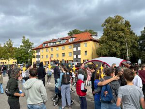 Mehr über den Artikel erfahren Rückblick: Geschäftiges Trödeln und beherzter Gesang auf dem Kiezflohmarkt