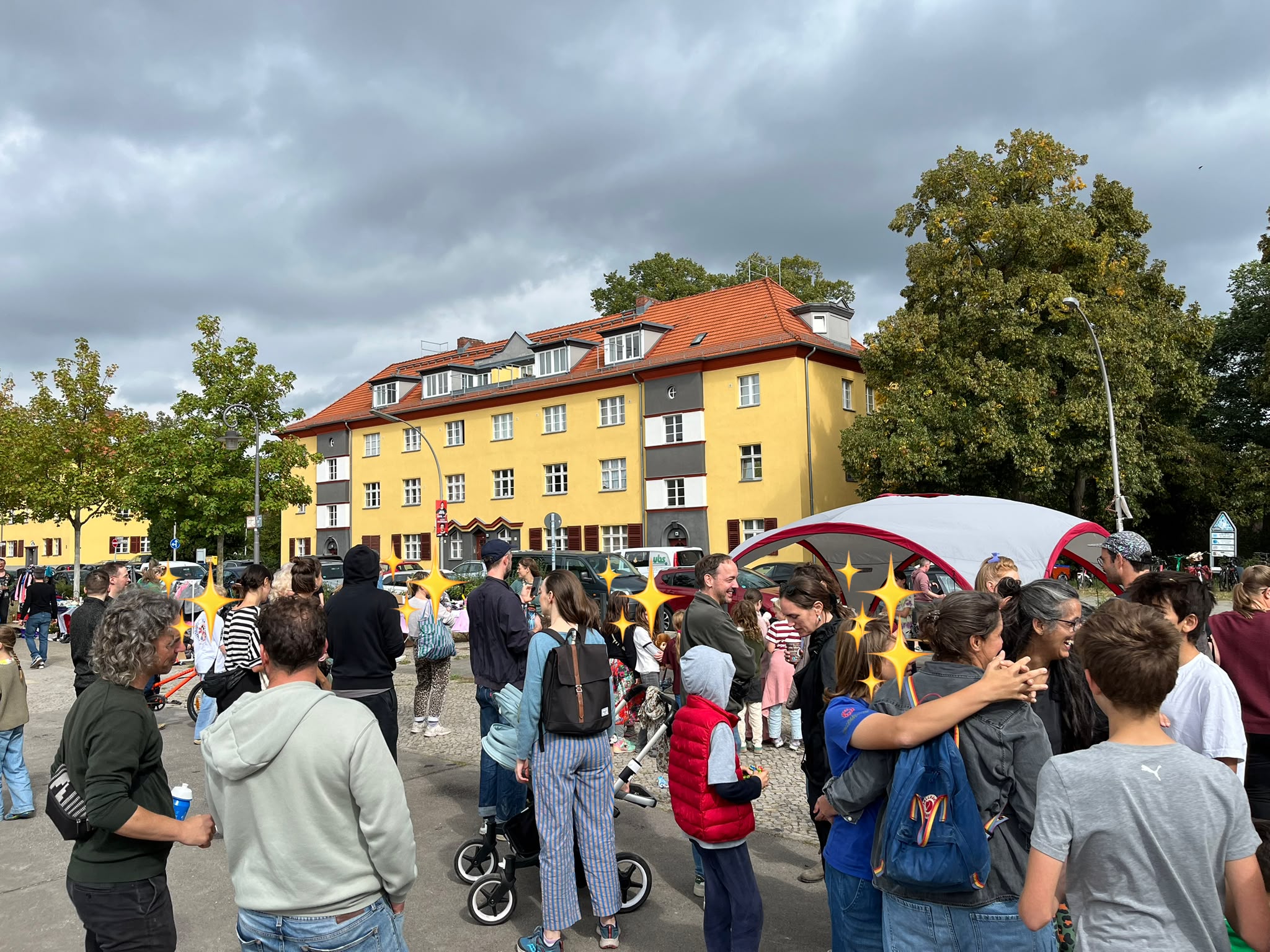 Du betrachtest gerade Rückblick: Geschäftiges Trödeln und beherzter Gesang auf dem Kiezflohmarkt